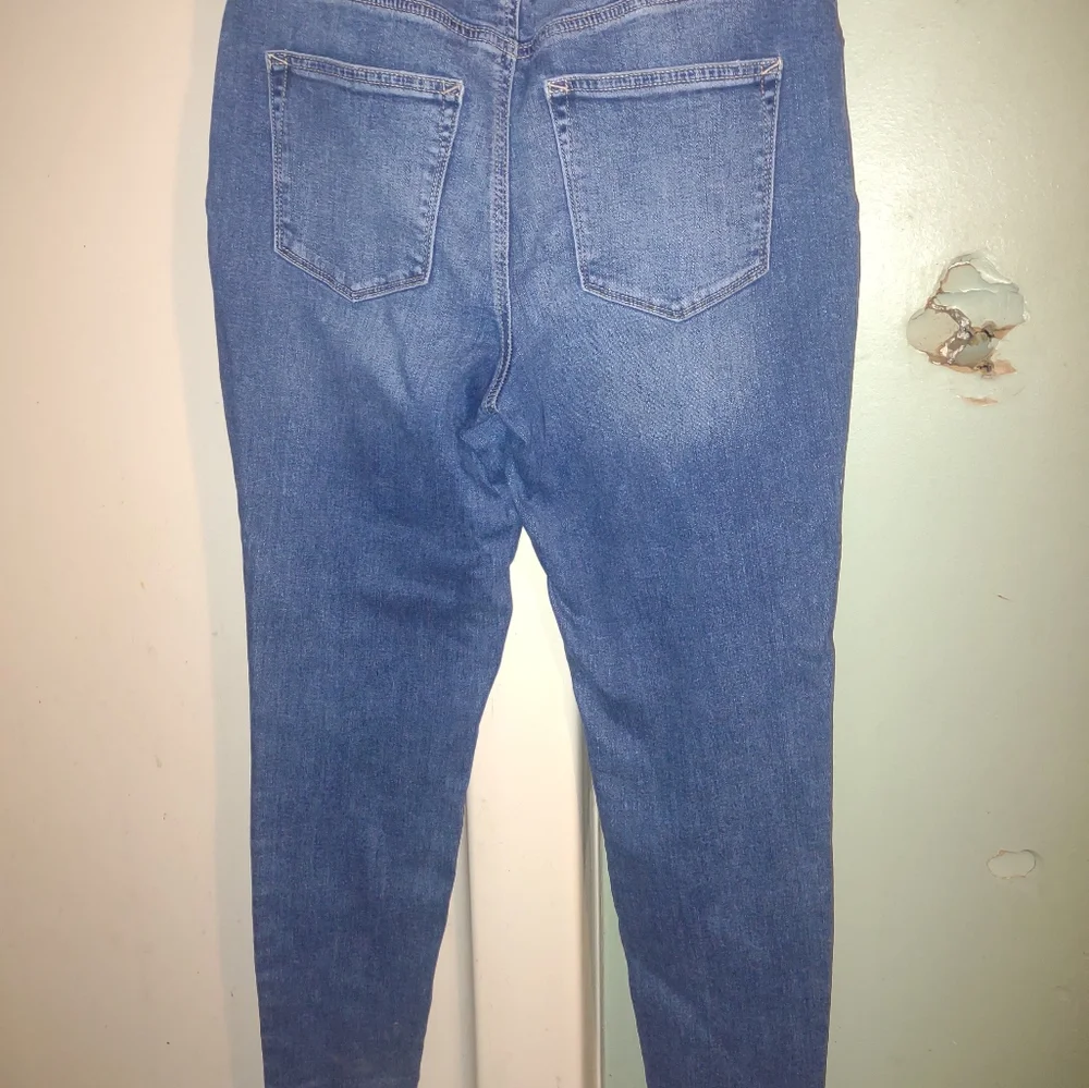 Woman's size medium Maurices skinny high rise button fly‎ jean